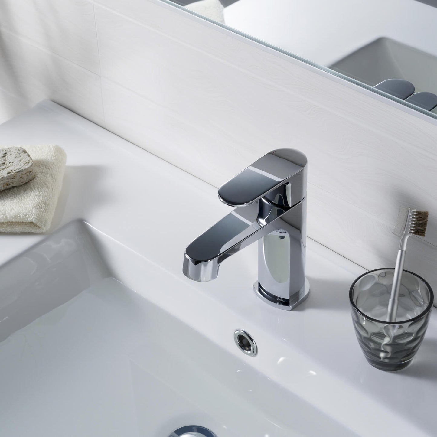 Tender Single hole basin faucet AT040011