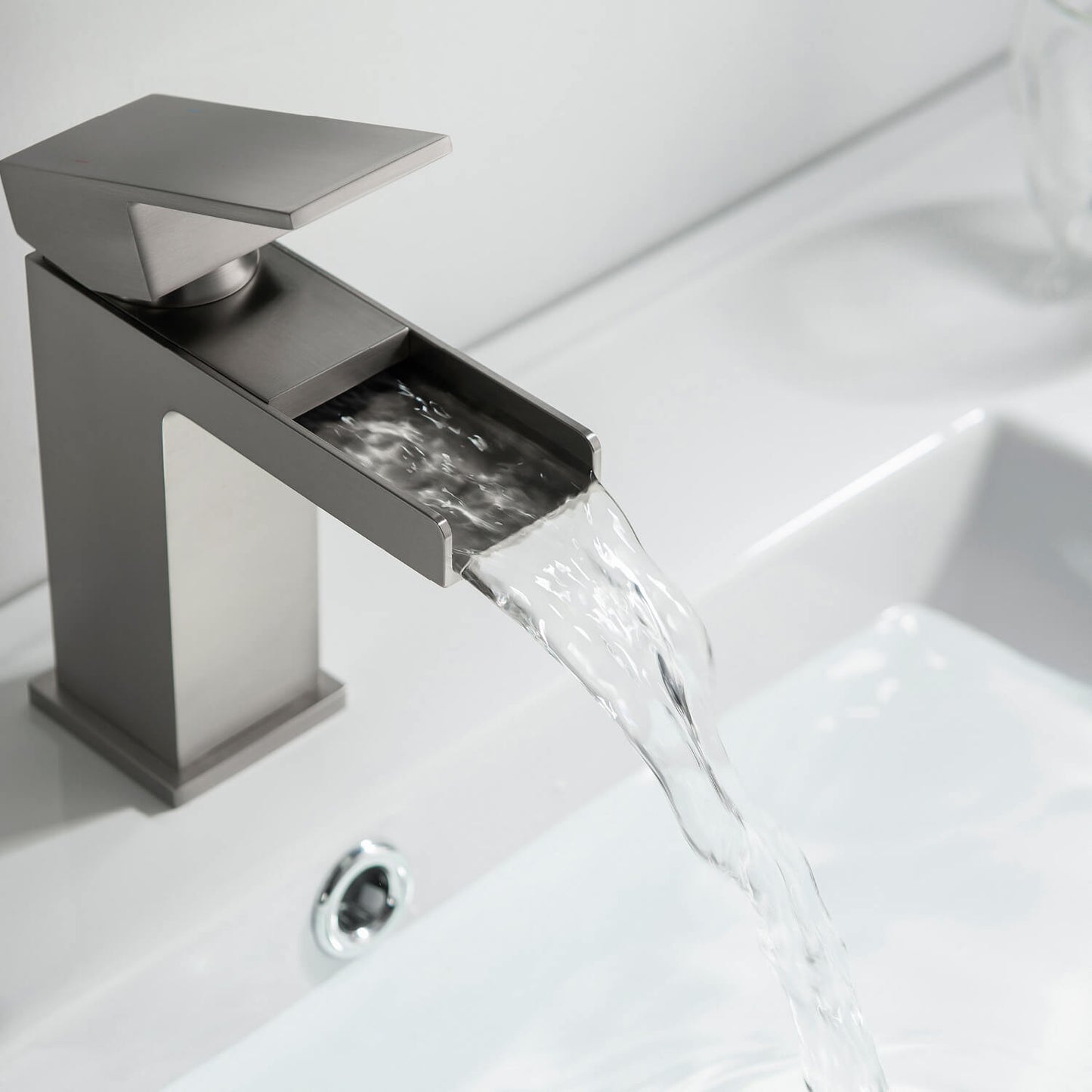 Waterfall Single hole basin faucet AT070011