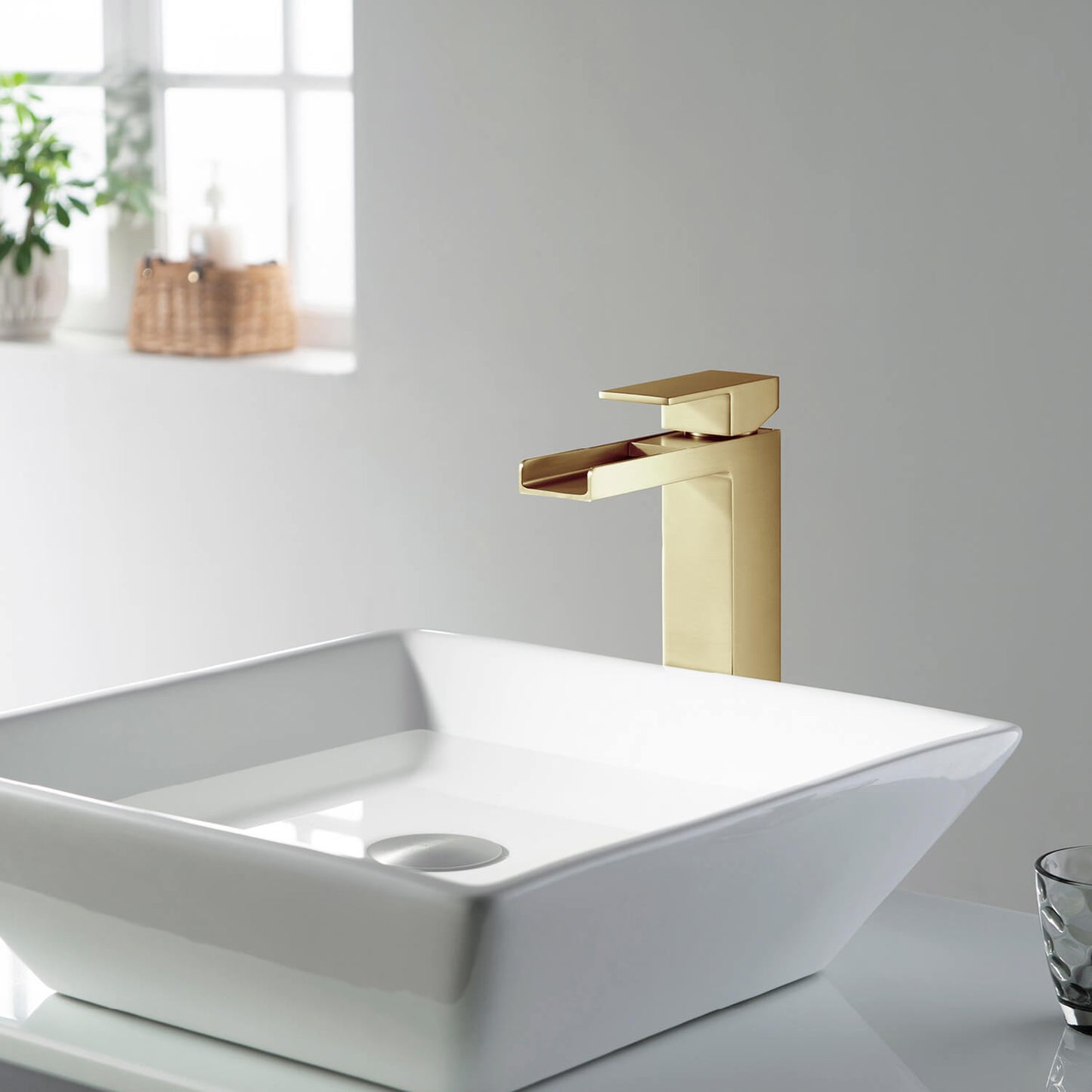 Waterfall Single hole vessel faucet AT070012