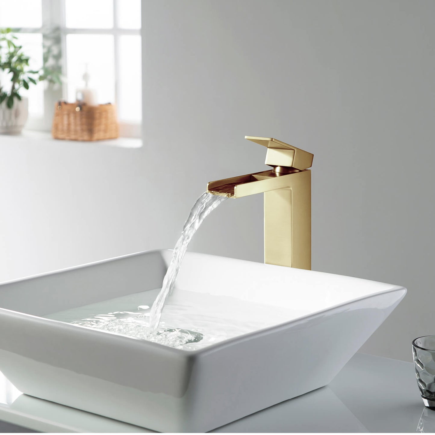 Waterfall Single hole vessel faucet AT070012