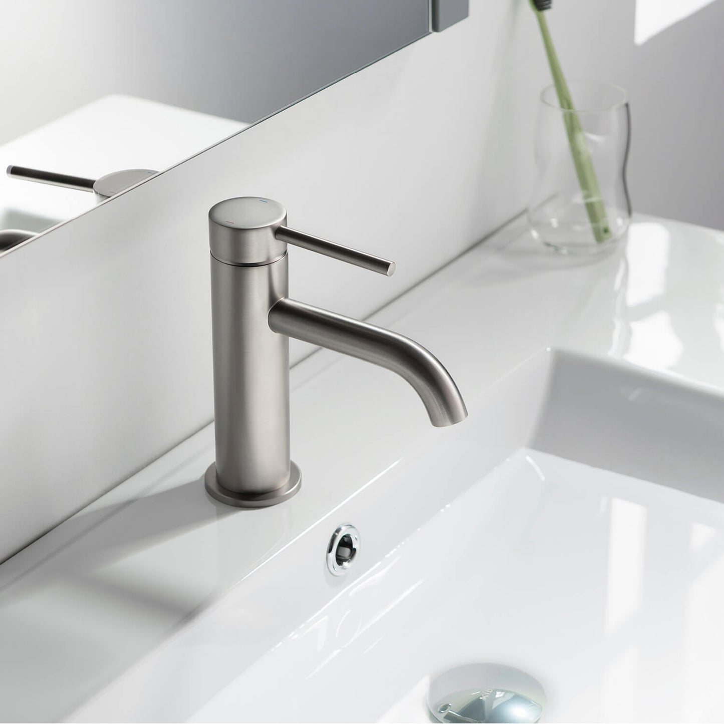 Circular Single hole basin faucet AT090111