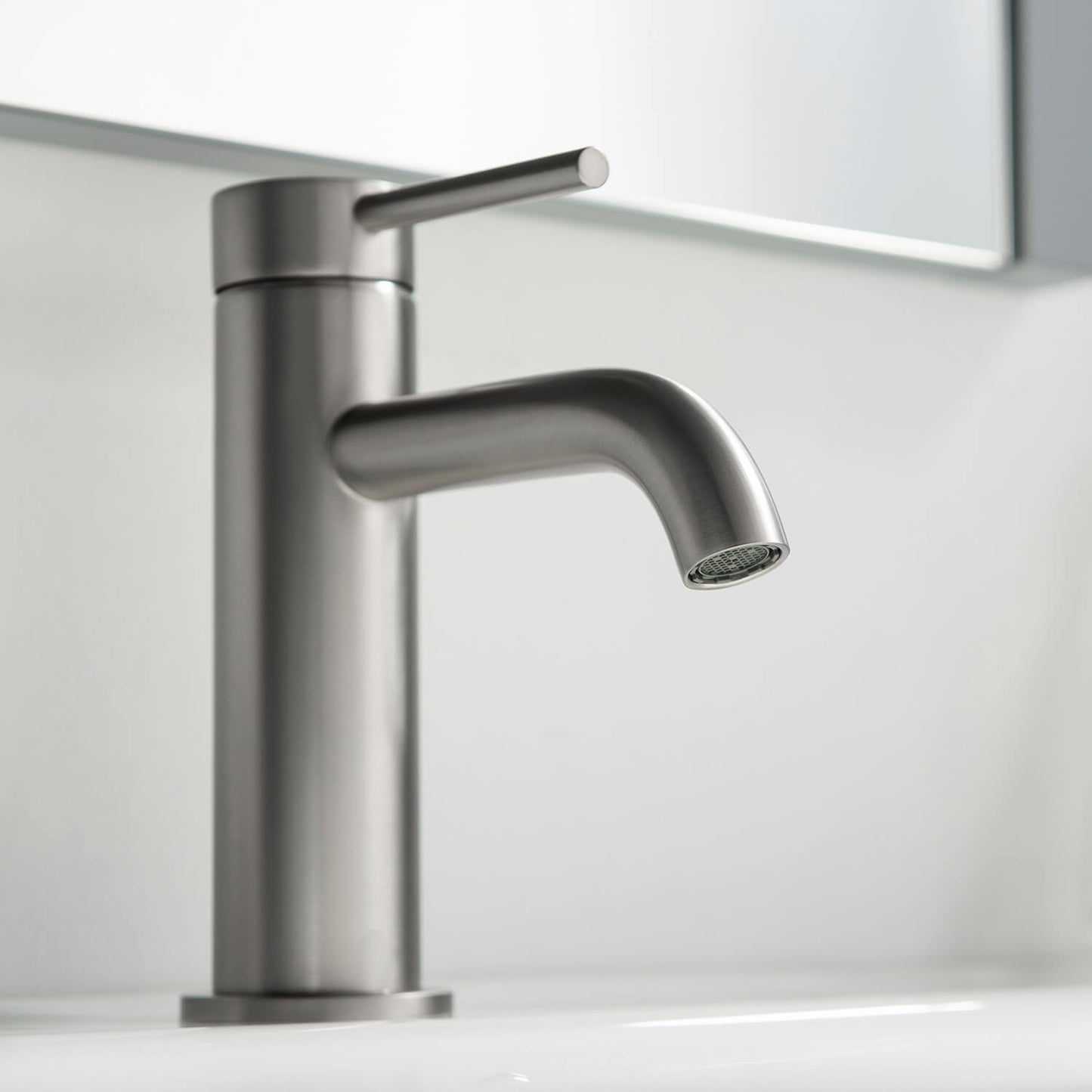 Circular Single hole basin faucet AT090111