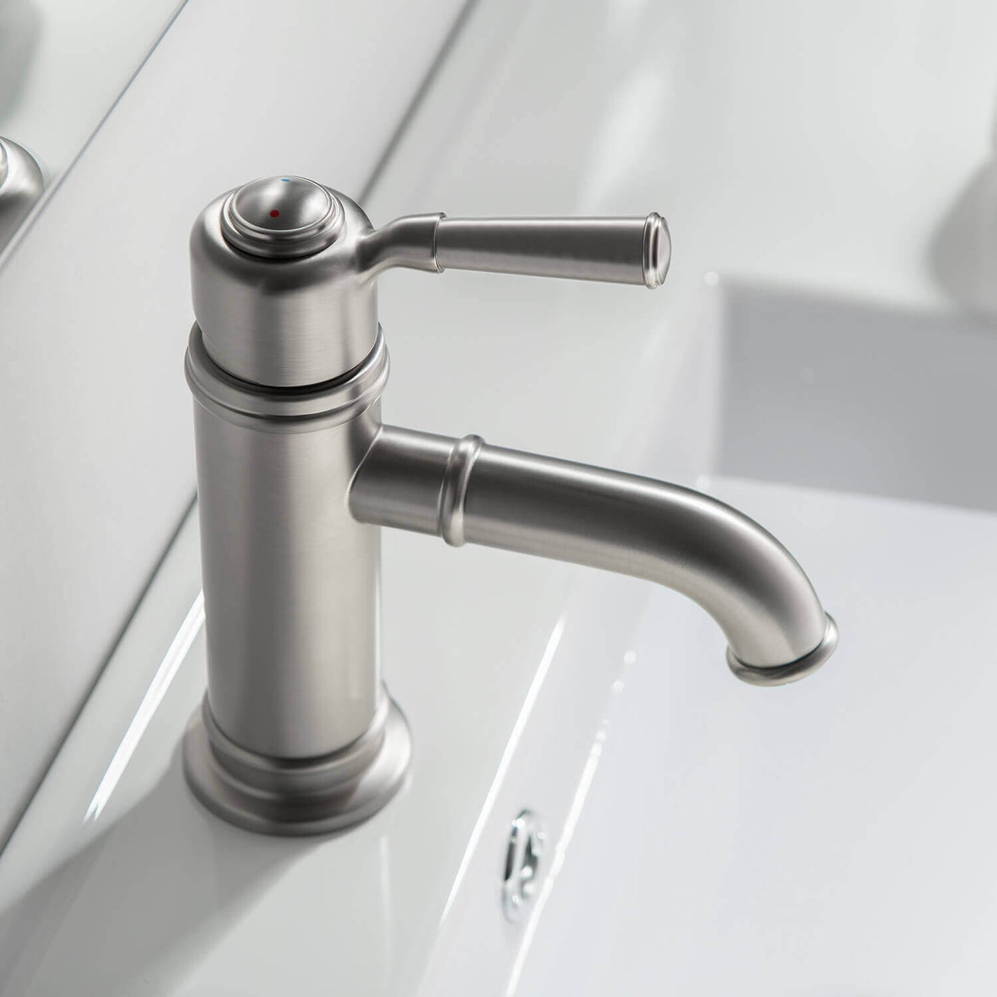 Victoria Single hole basin faucet AT150011