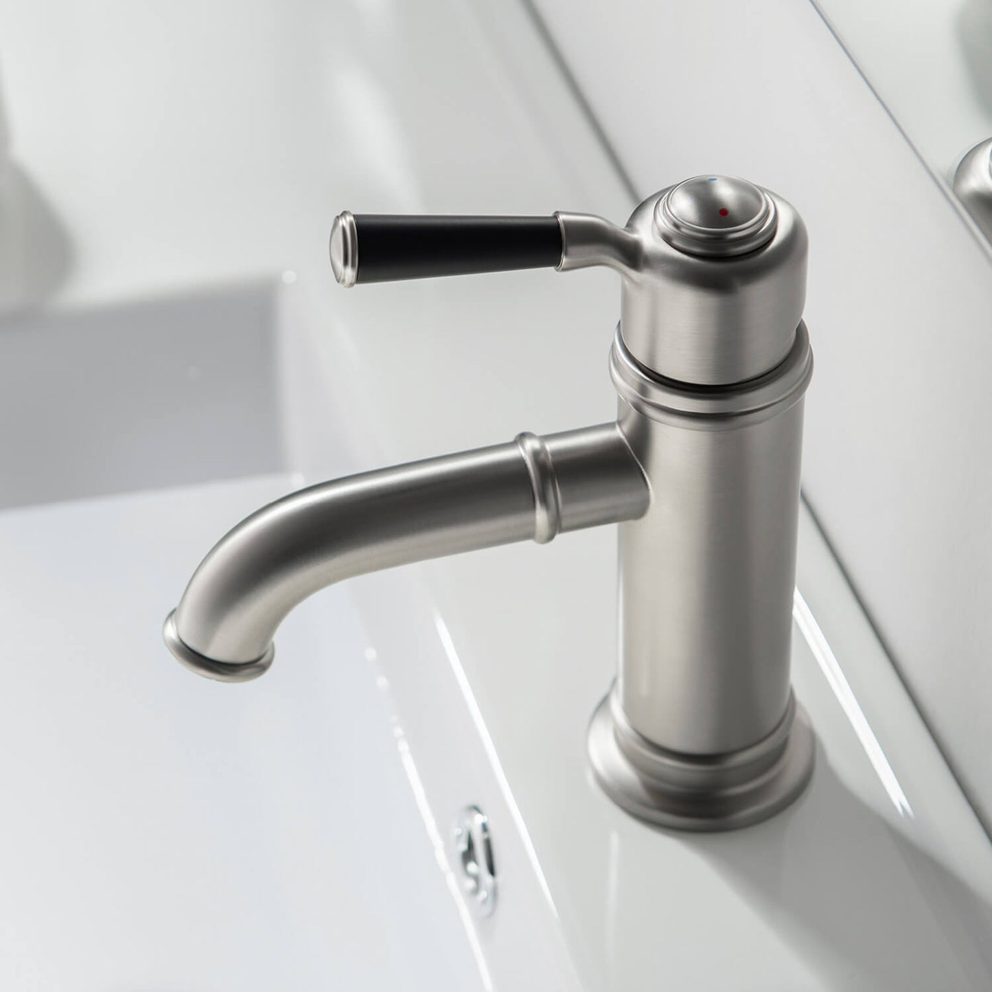Victoria Single hole basin faucet AT150011