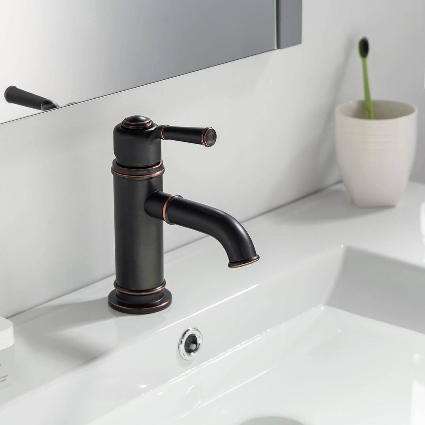 Victoria Single hole basin faucet AT150011