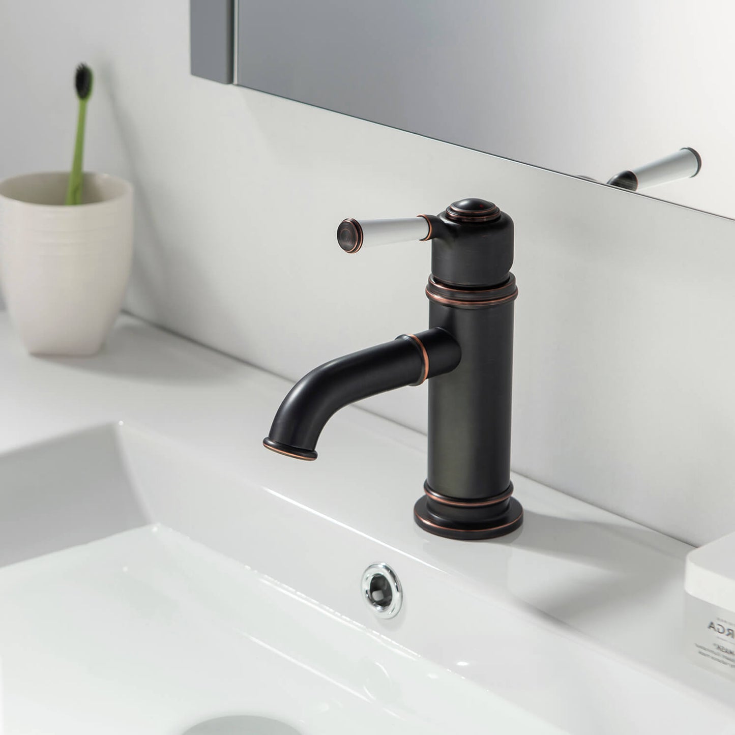 Victoria Single hole basin faucet AT150011