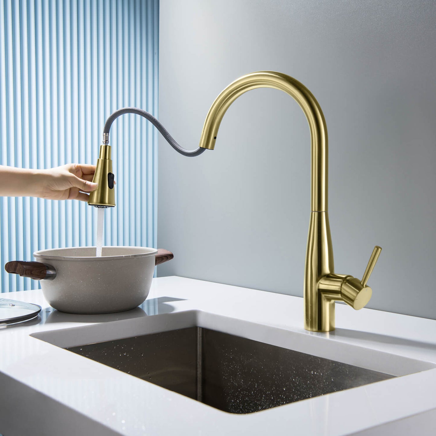 Modern Single Handle Pull-Down Kitchen Faucet with Magnetic Spray KF14101